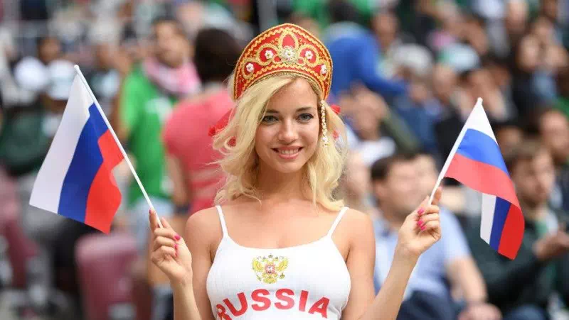 Известную русскую болельщицу после матча трахают два фаната