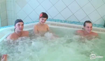 Русская групповуха молодых в сауне под музыку
